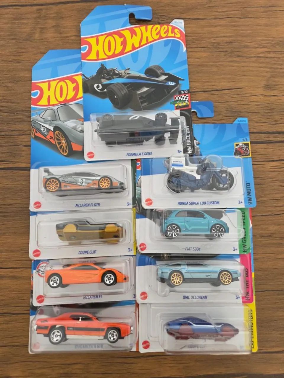 Hot-Wheels 9 miniaturas na embalagem
