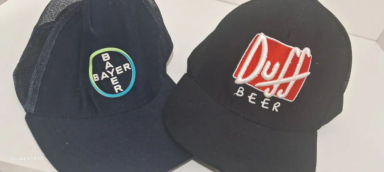 2 Bonés