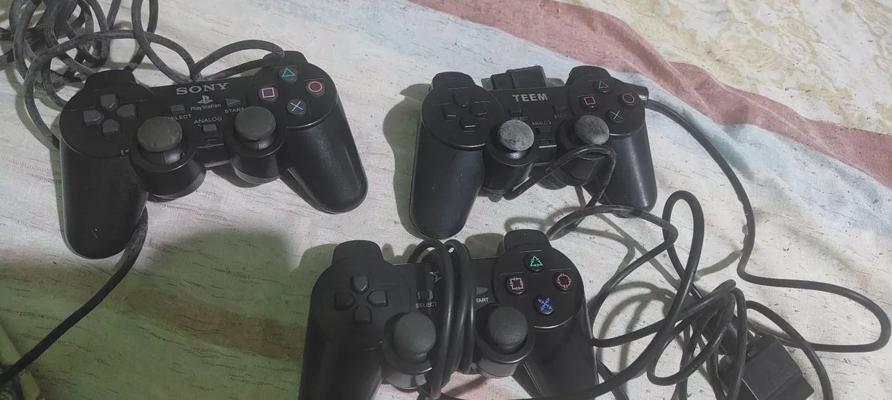 controles de PS2, 1 original e duas replicas