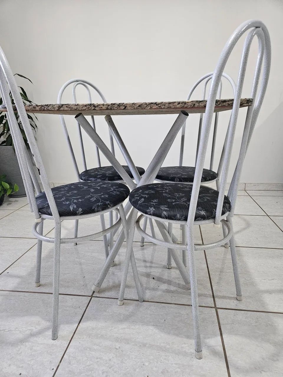 MESA COM 4 CADEIRAS - Foto 2