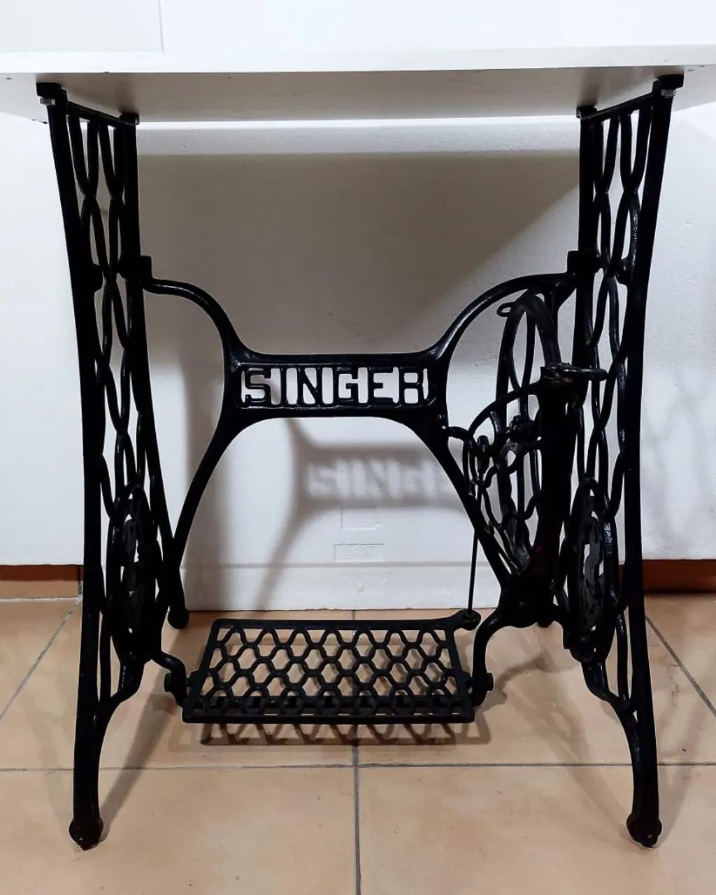 Pé/ Base antiga da máquina Singer modelo aranha.