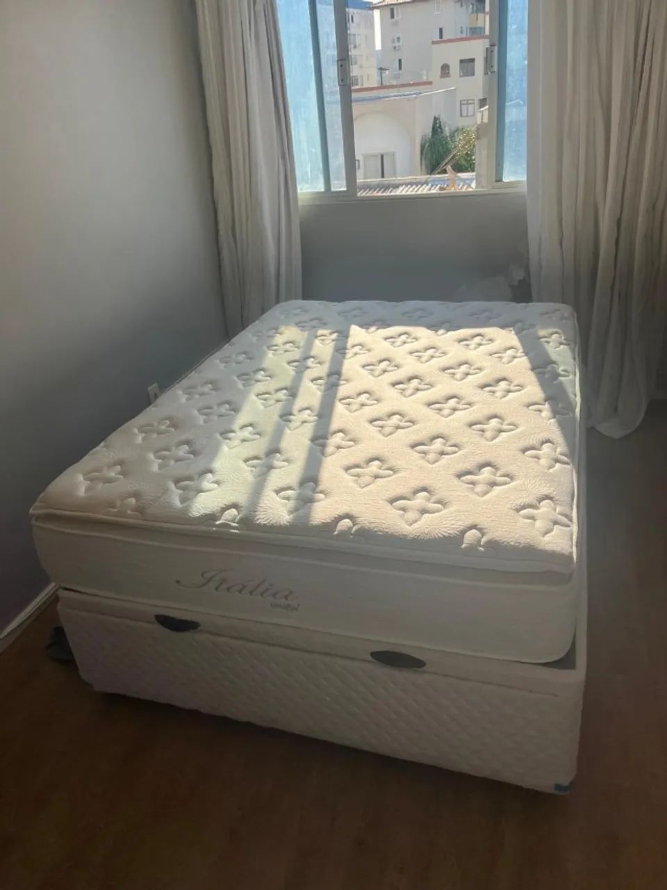 Cama Box casal com baú