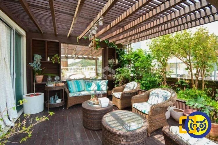 Cobertura duplex com 3 quartos e 2 vagas de garagem, no centro.