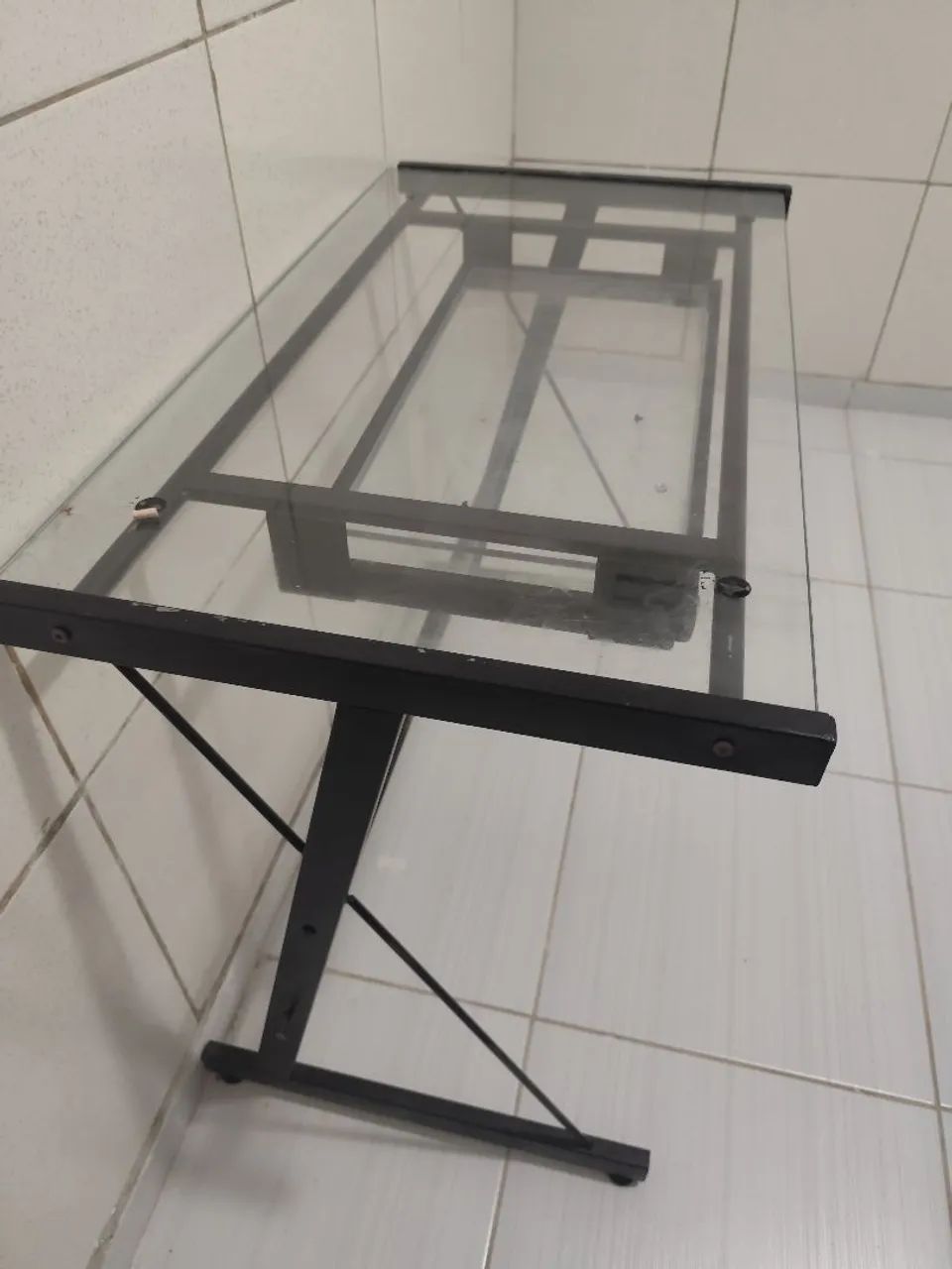 Mesa de escritório de metal com tampo de vidro - Foto 3