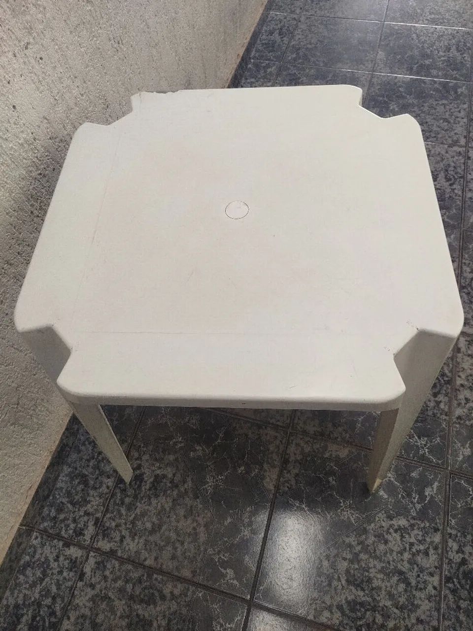 Mesa plástica marca Goiânia 