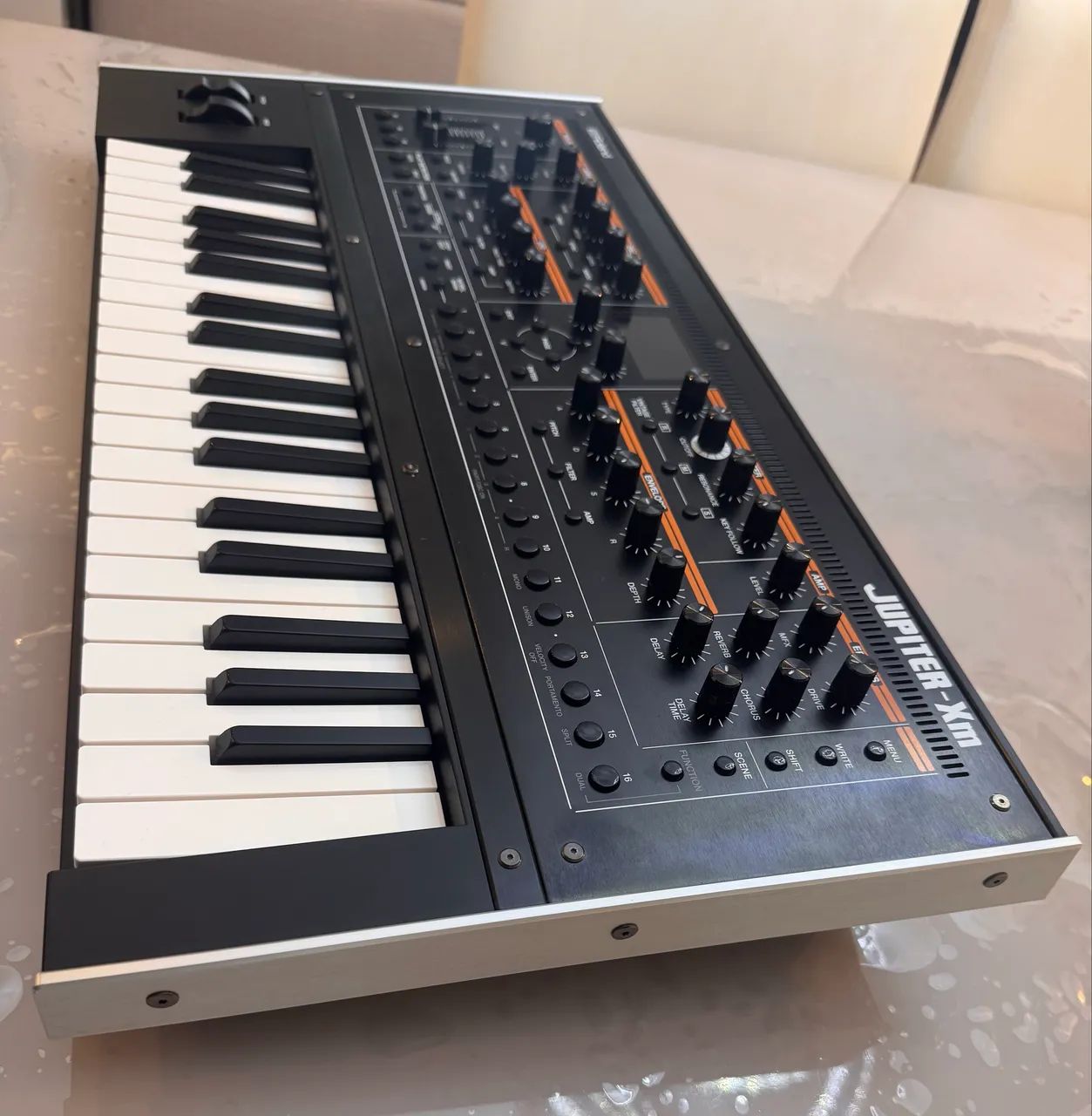 Roland Júpiter XM novíssimo 