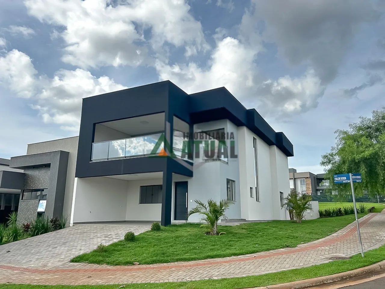 Sobrado em condomínio com 4 quartos na Região Leste