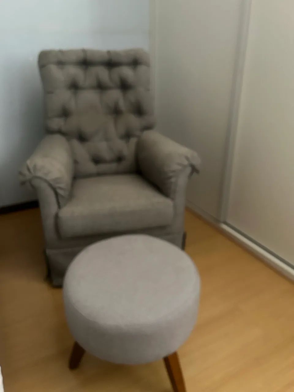 Poltrona de balanço com puf 