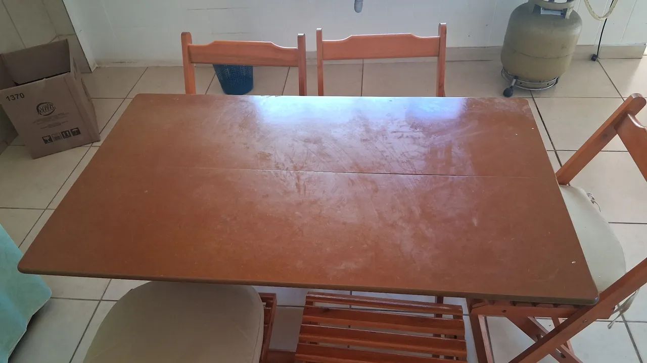 Mesa de madeira com 5 cadeiras  - Foto 2