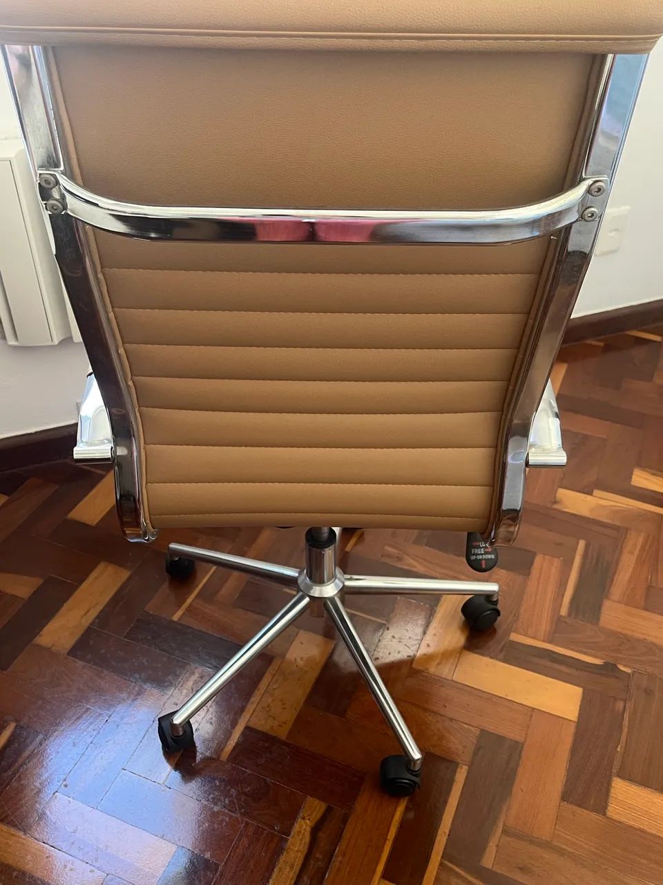Cadeira de escritório marrom 