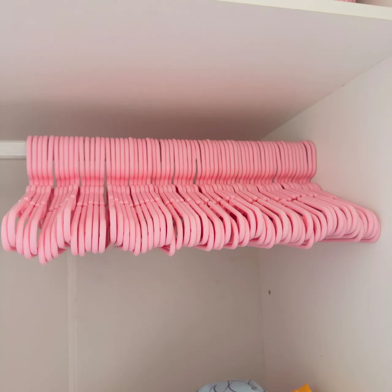 Kit com 65 Cabides Infantis Rosa - Plástico Resistente
