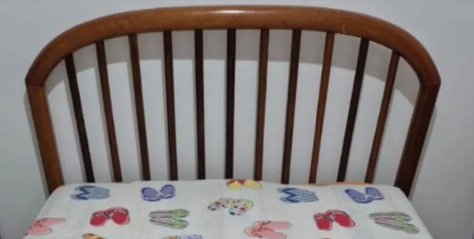 Cama de Casal em Madeira Maciça com Cabeceira Ripada. - Foto 2
