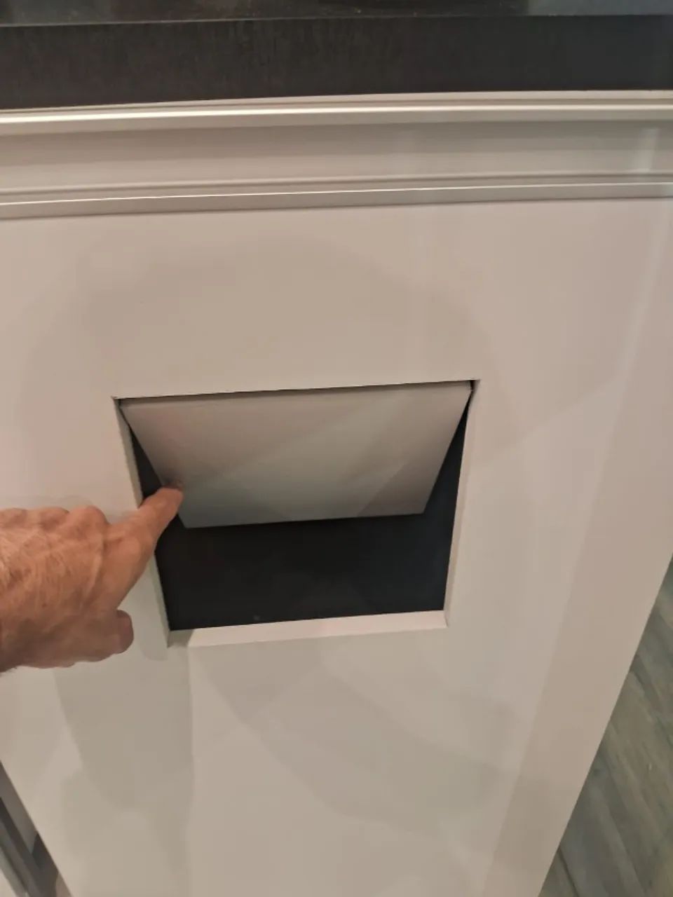 Lixeira em MDF com Tampa Automática e Porta Frontal Organizadora - Foto 2