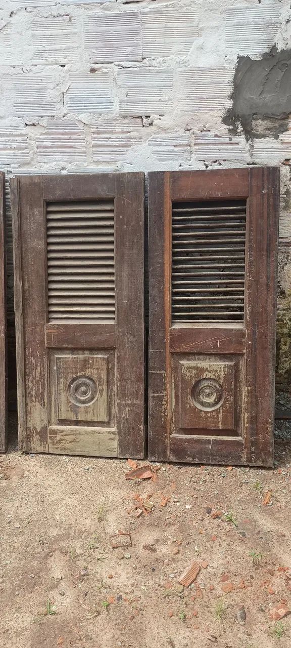 Vendo porta e janelas de madeira maciça  - Foto 2
