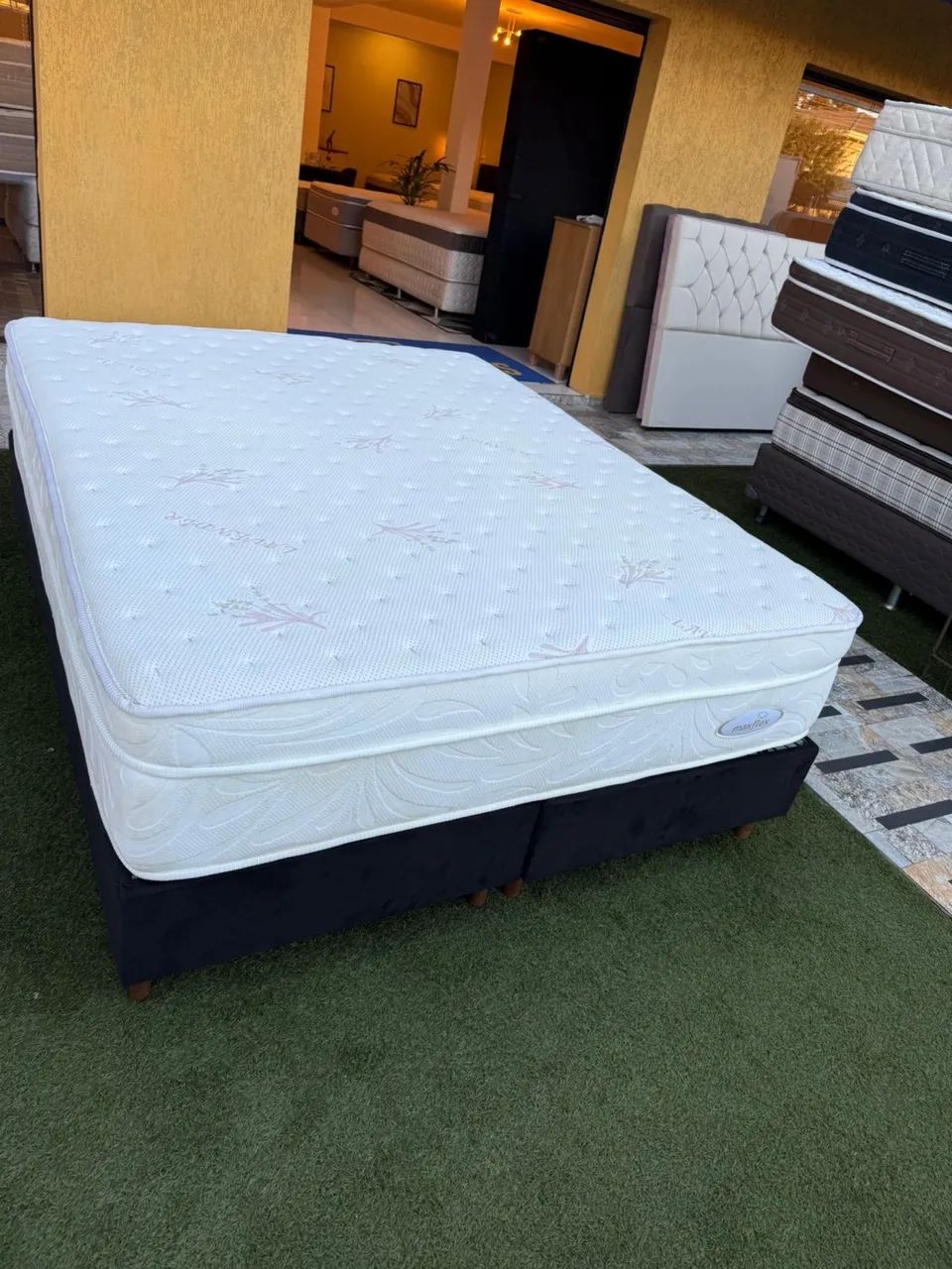 Cama box Queen SIZE MAXFLEX COM COLCHÃO LÁTEX SEMINOVO 