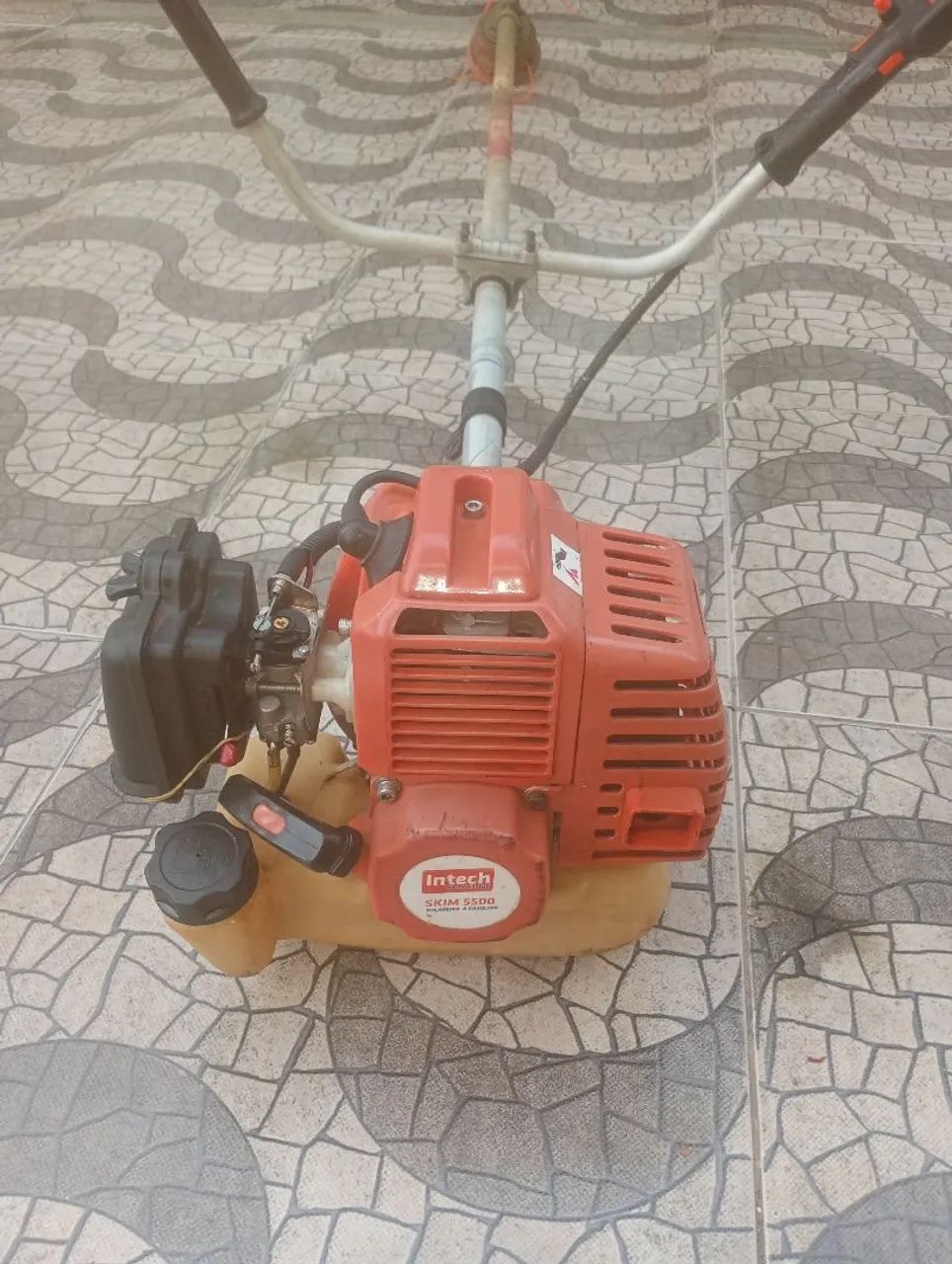 Estou vendendo uma Roçadeira. 