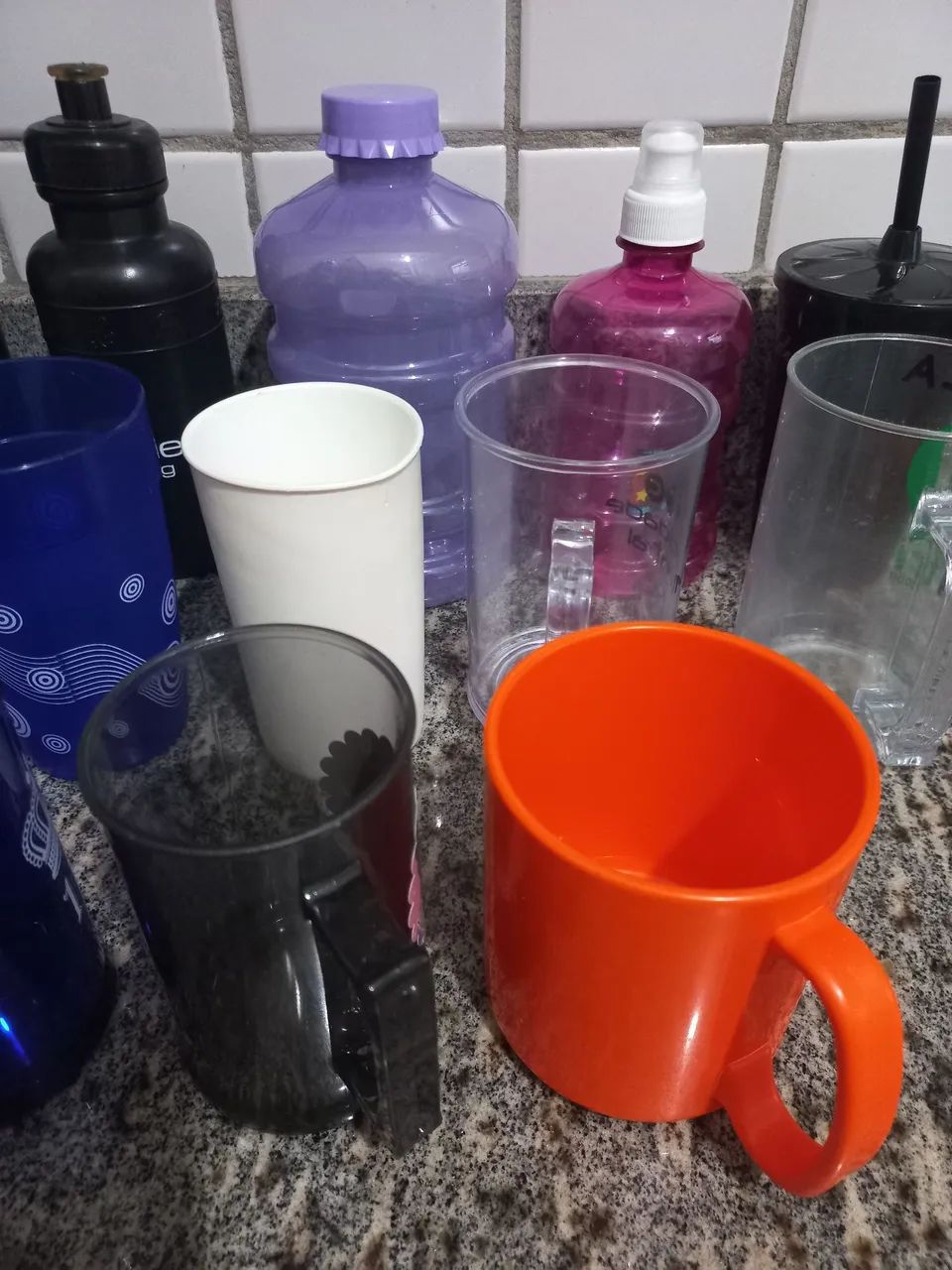 4 garrafas e 10 canecas - Foto 3