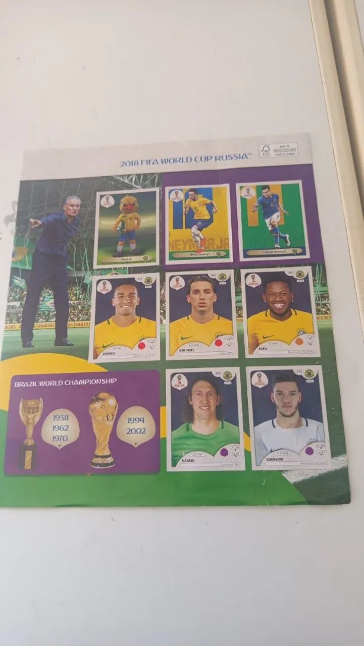 Album da copa 2018 completo com algumas figurinhas pra colar  - Foto 2