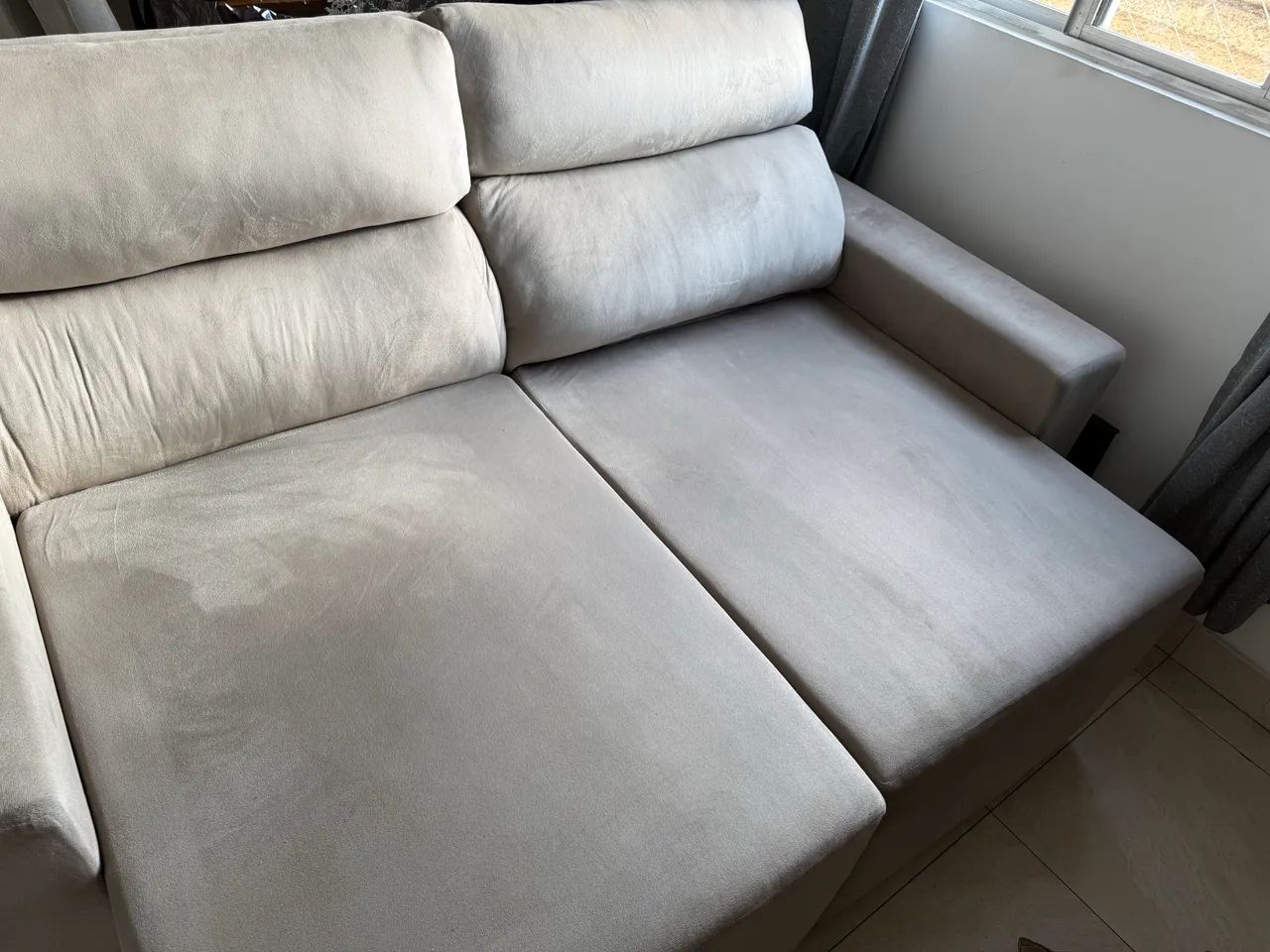 Sofá cinza claro 2 lugares retrátil  - Foto 2