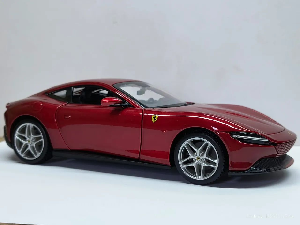 Ferrari Roma Carro de ferro Escala 1/24 - Foto 4