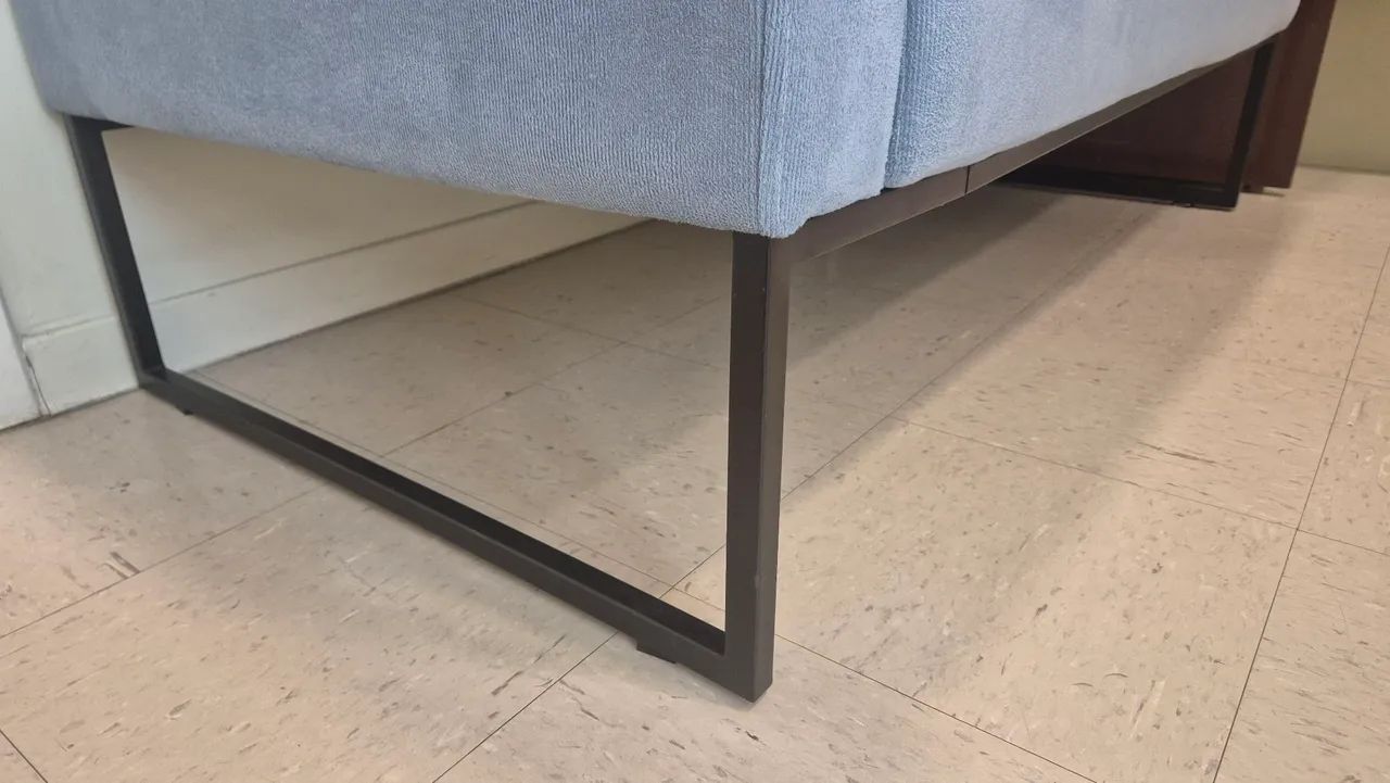 Sofá 2 lugares azul com base de metal preto perfeitas condições  - Foto 3