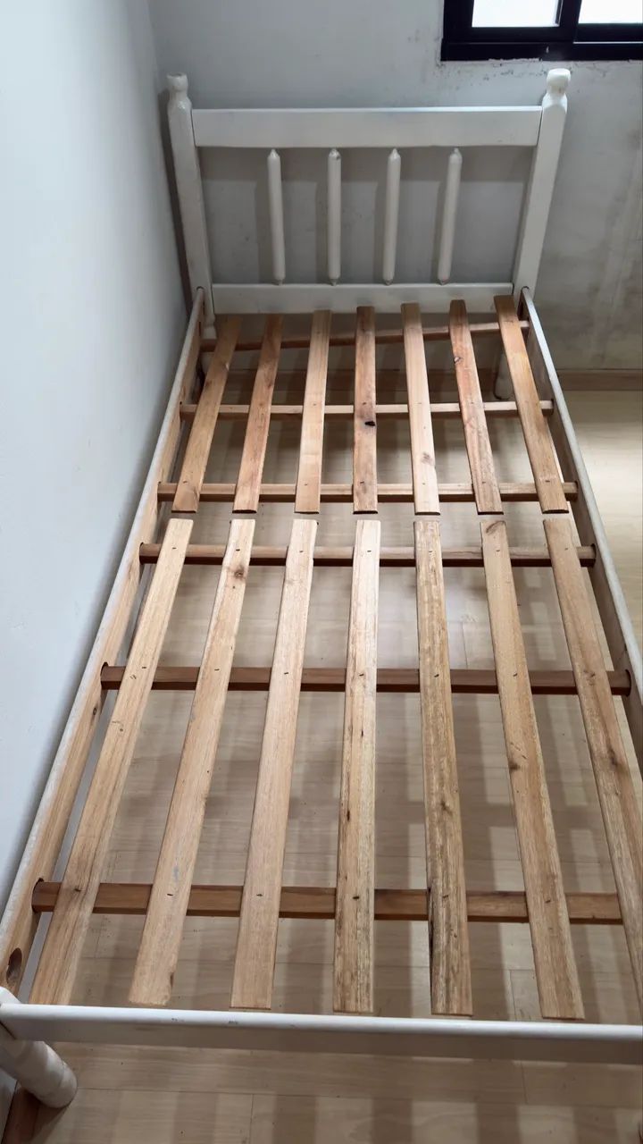 Cama solteiro de madeira 