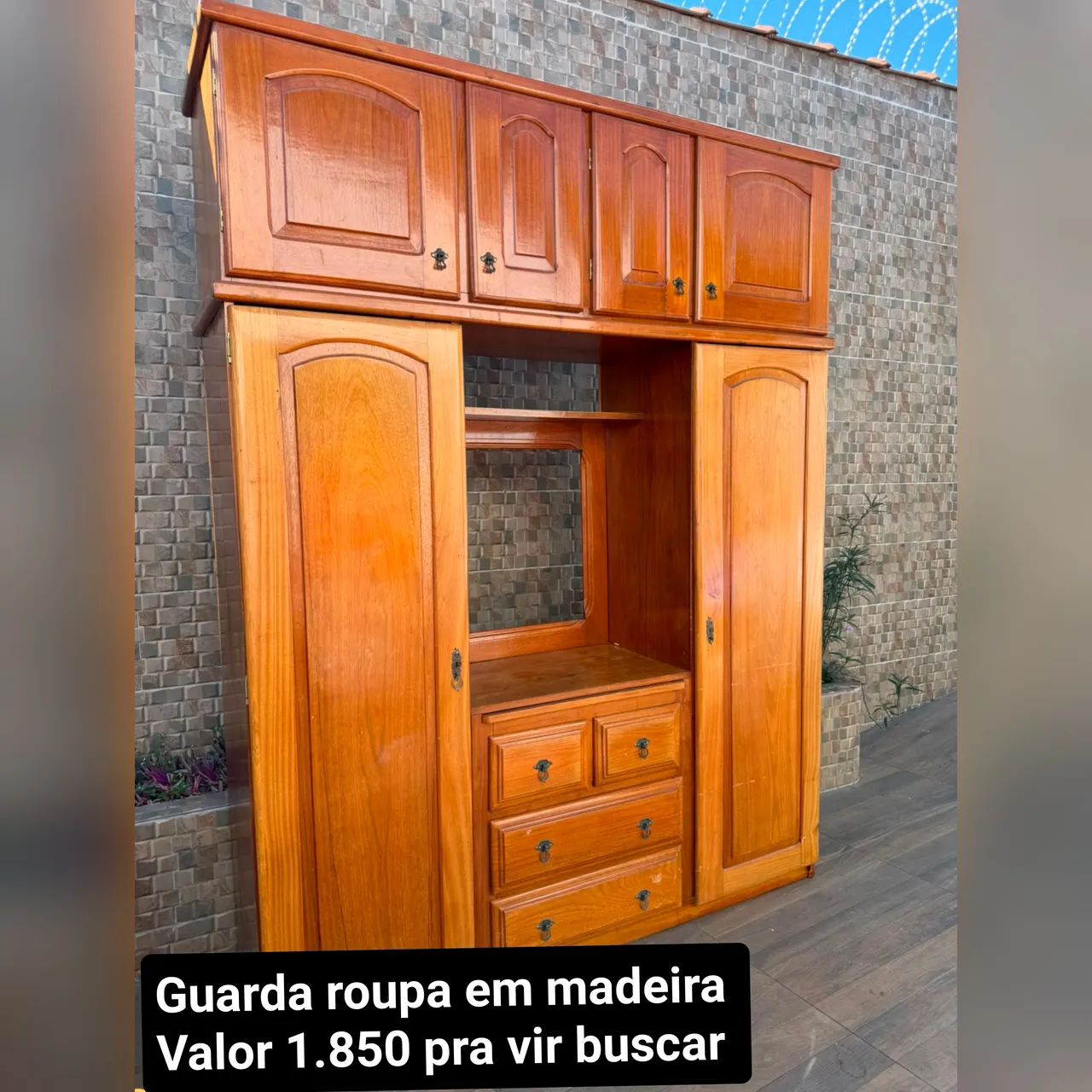 Guarda roupa em madeira 