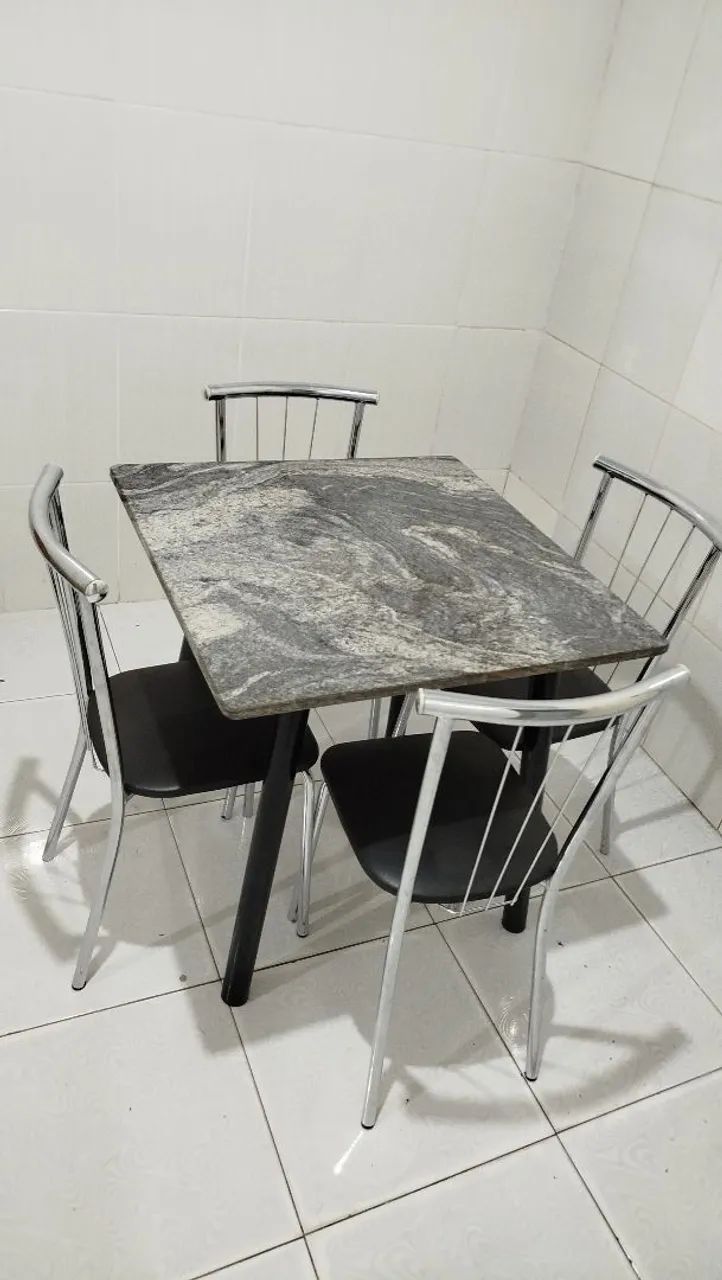 Vende-se mesa com cadeira 