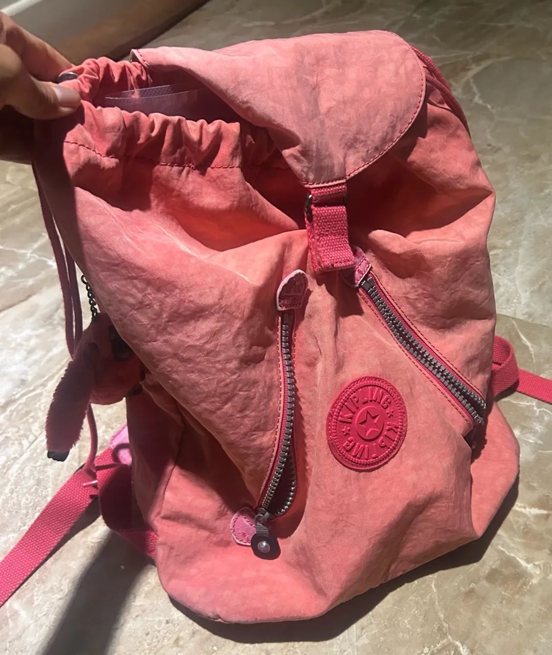Mochila-saco feminina da marca Kipling  - Foto 3