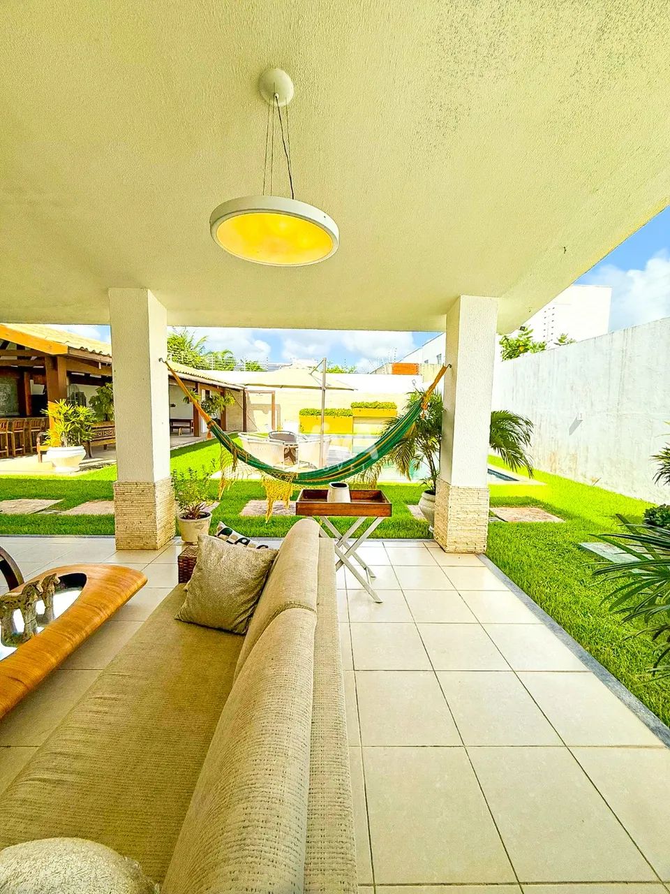 Casa em condomínio com 4 suítes no Eusébio - Porteira Fechada
