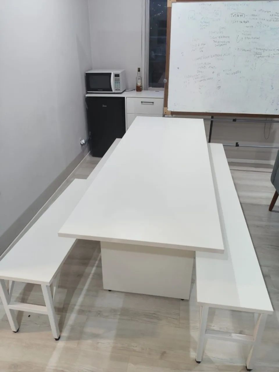 Mesa Grande para Refeitório / Copa + 4 Bancos - Acomoda 8 a 10 pessoas