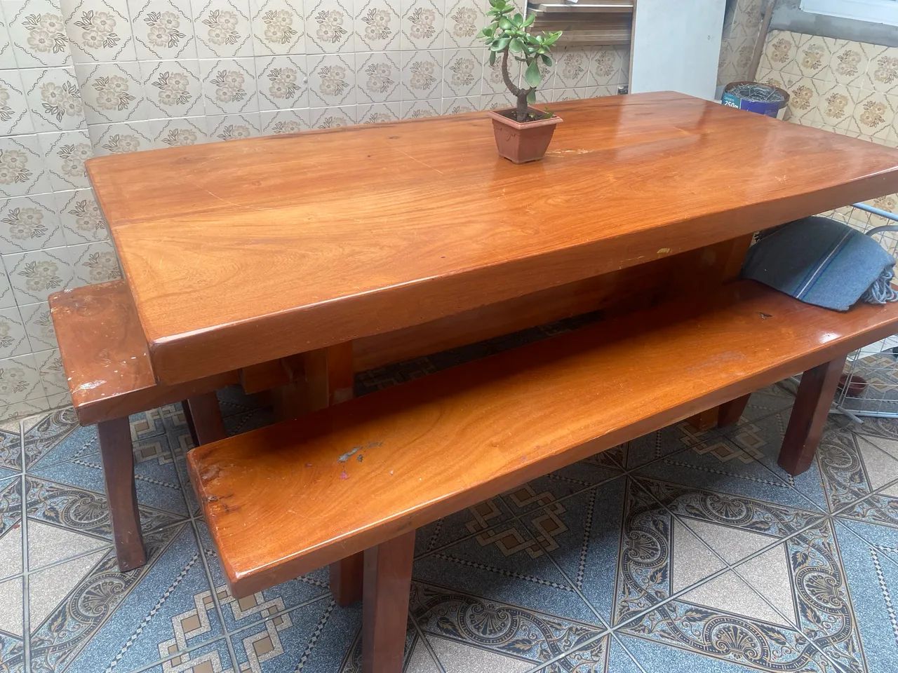 Mesa de madeira d jaqueira com bancos  - Foto 2