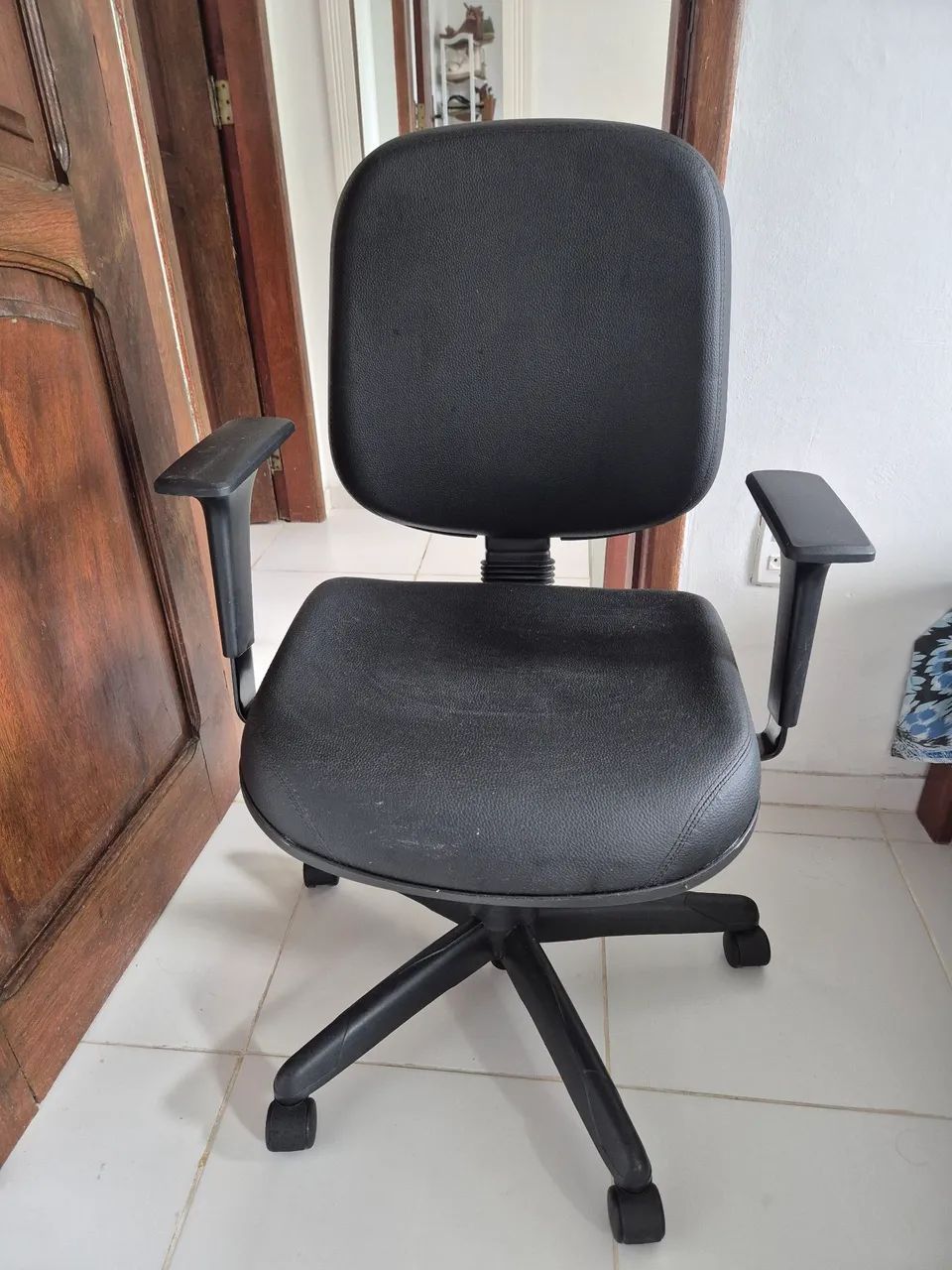 Vendo cadeira de escritório nunca usada!!!