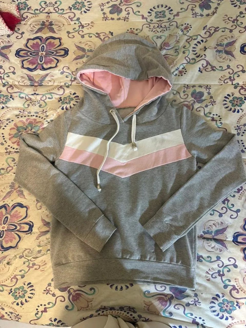 Moletom feminino cinza com capuz