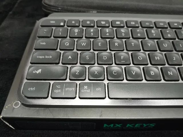 Logitech MX Keys grafite + case rígida - Foto 5