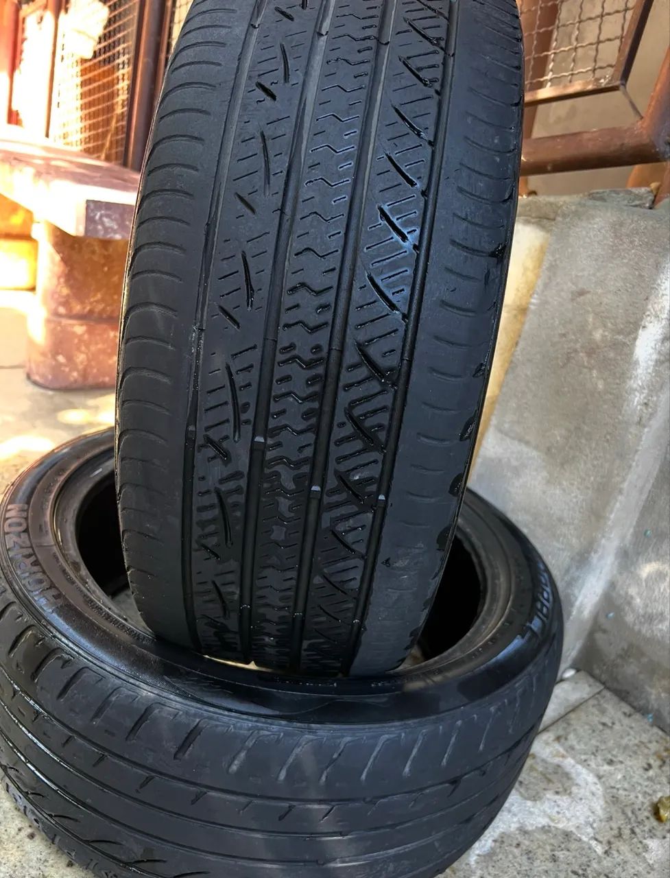 【オグレ】 PAR PNEUS 225/45 Aro 18 - Peças para carros, vans e utilitários