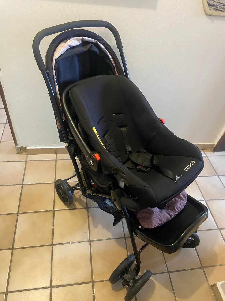 Carrinho de bebê e bebe conforto