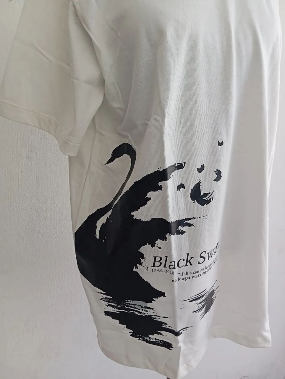 CAMISA BLACK SWAN BTS NOVA SEM USO - Foto 2