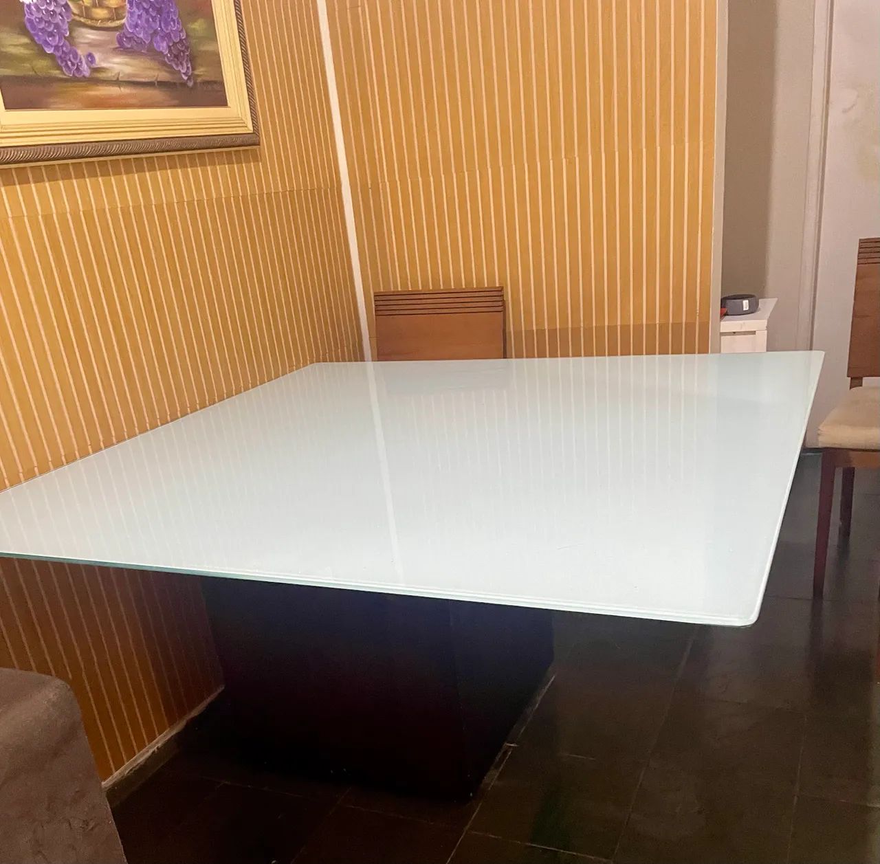 Mesa tampo de vidro quadrada com 4 cadeiras   Cadeiras com algumas avarias  - Foto 2