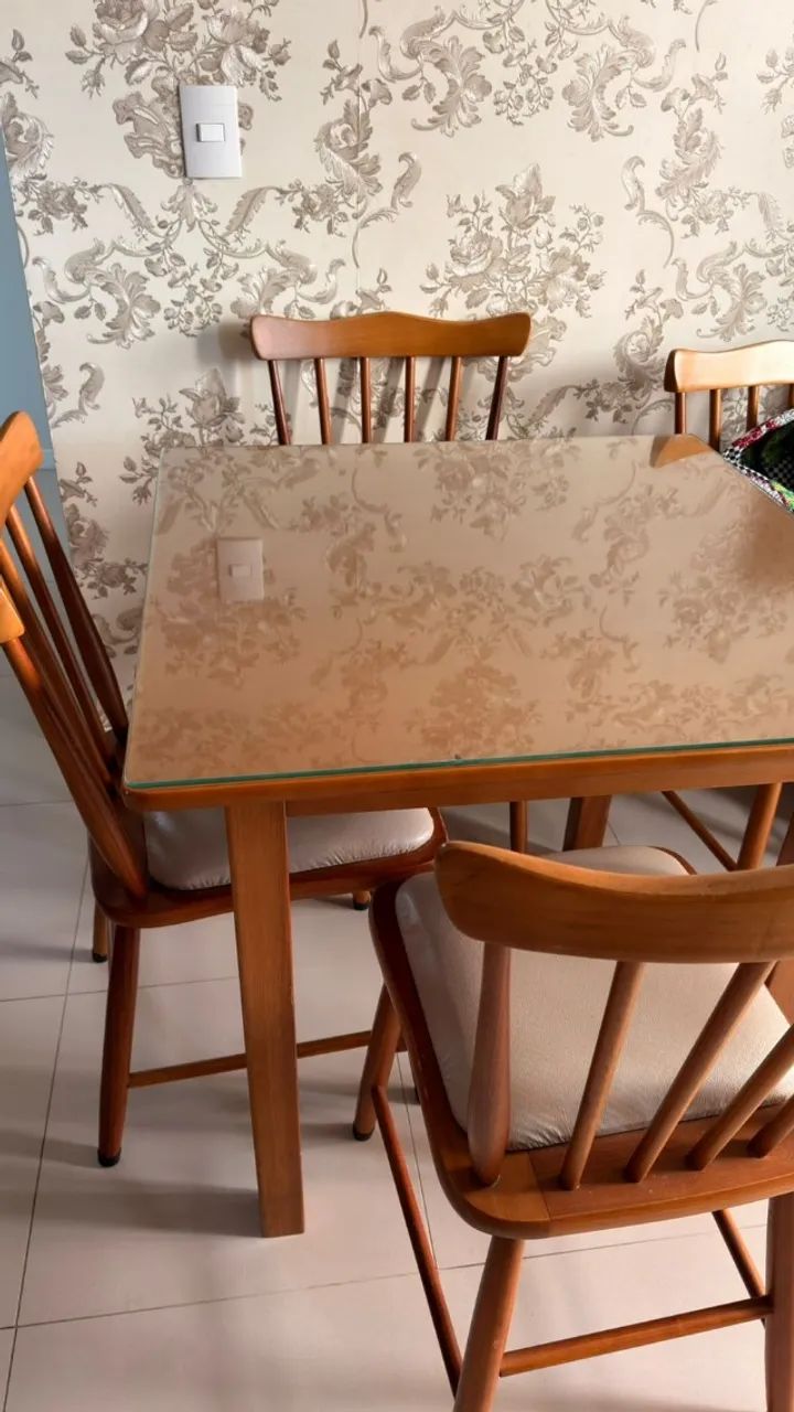 Mesa de jantar com 4 cadeiras