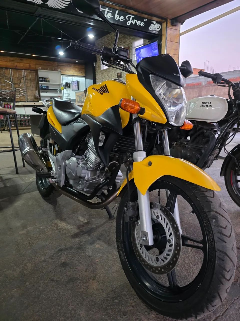 Cb 300r muito conservada 