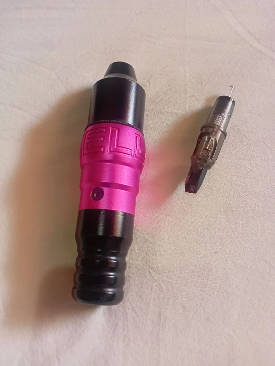 Maquina de tatuagem e maca