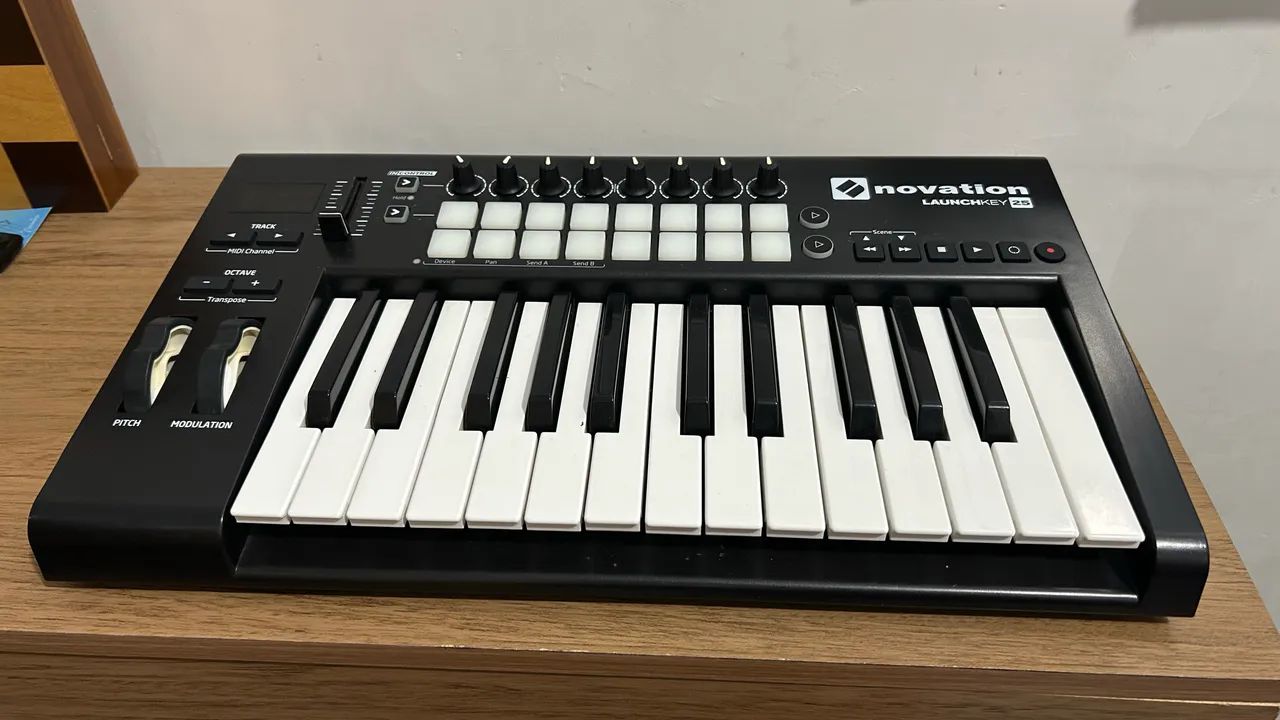 Teclado Controlador Novation Launchkey 25 Mk2 Usb 25 Teclas