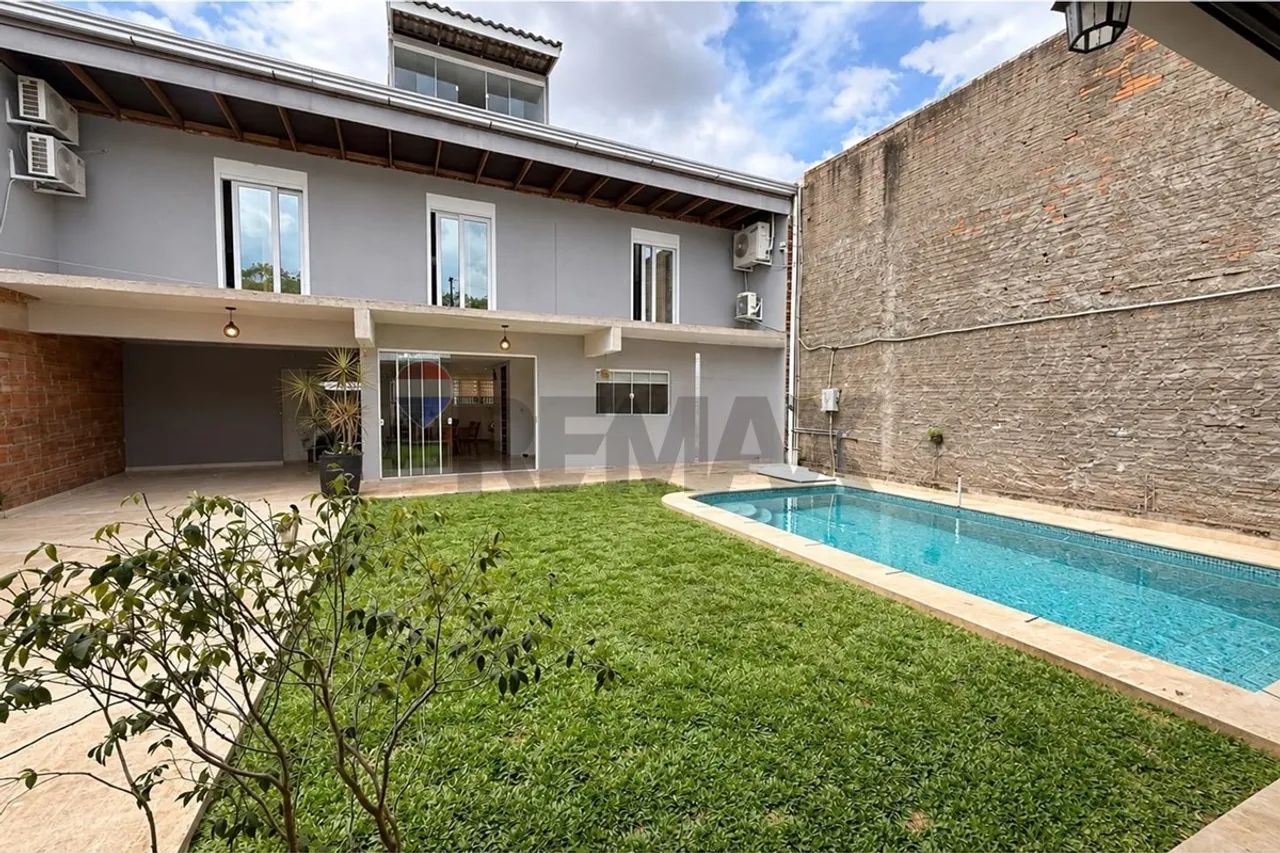 Casa nova com piscina e mais de 400m² no Boqueirão