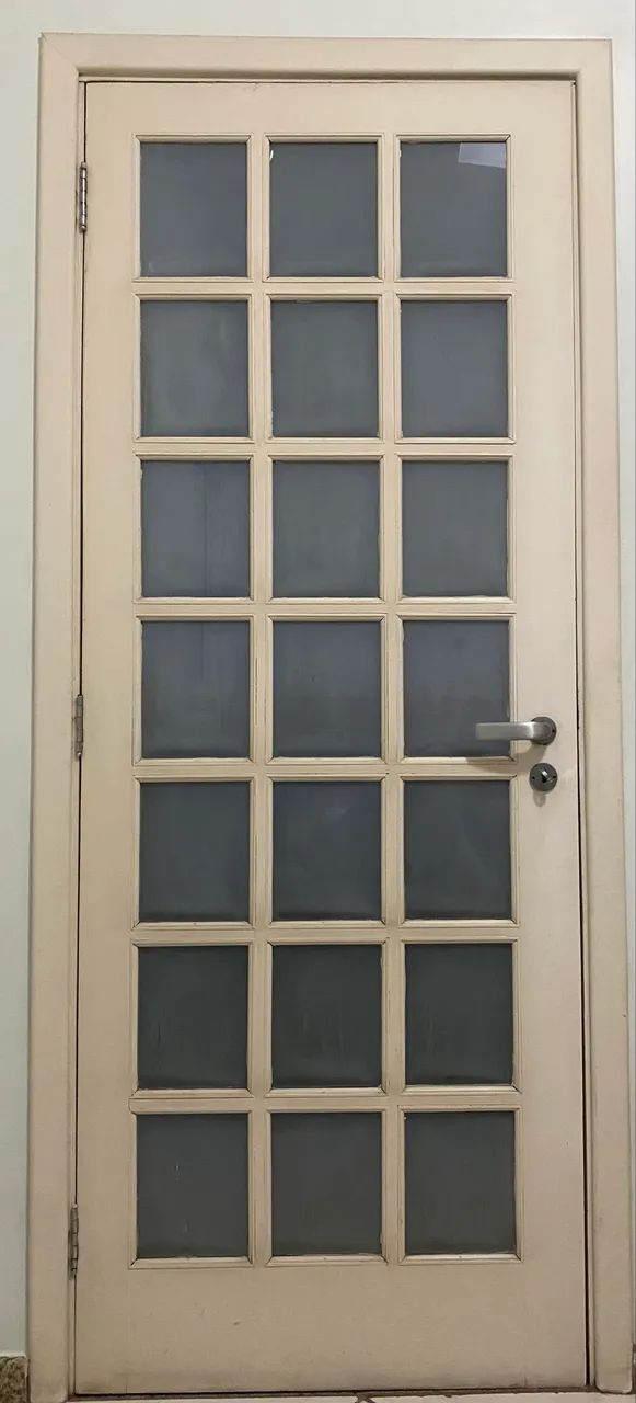 Vendo 2 portas de madeira com vidros foscos 