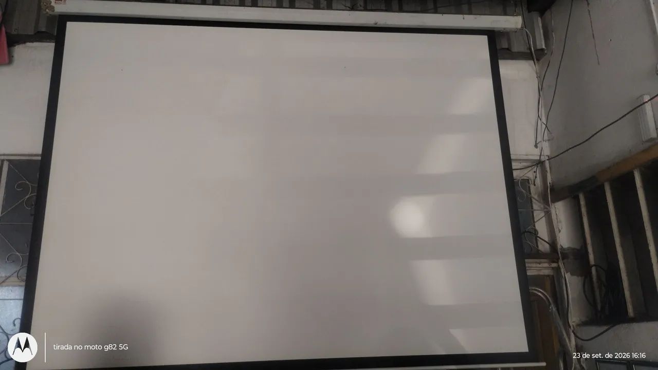 Tela de projeção elétrica.