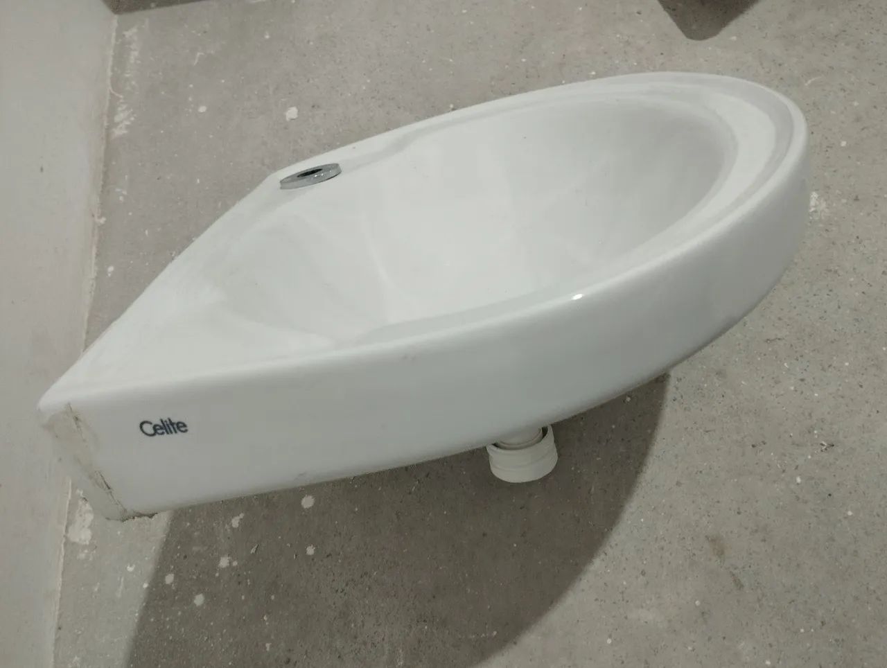 Lavabo suspenso branco Celite - Foto 3