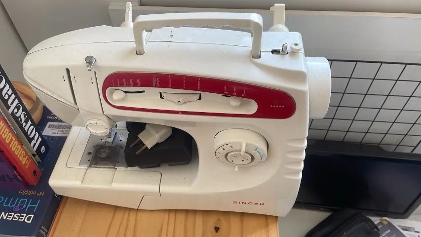 Máquina de Costura Singer 5417C - Robusta e Completa! - Foto 4