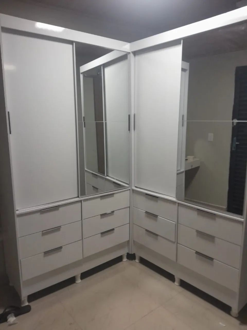 Guarda-roupa branco com porta espelhada e 6 gavetas - Foto 3