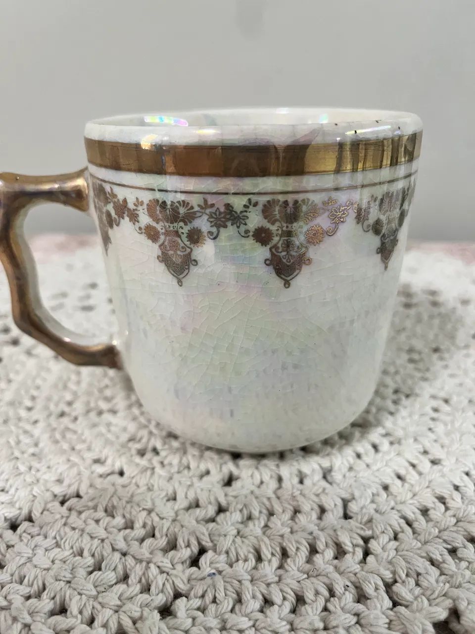 Caneca de porcelana antiga 